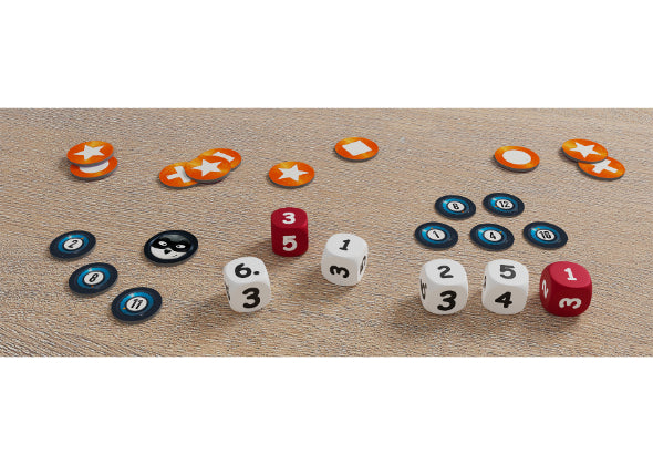 De Dobbelbeker - Siggi Safe van Haba Spellen bevat vijf genummerde dobbelstenen, oranje en blauwe lopers en een zwarte gemaskerde loper - ideaal voor een spelletje code kraken - op een houten ondergrond.